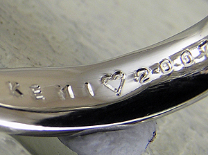指輪の内側にはハートの刻印