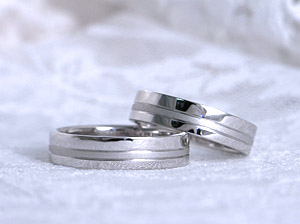 結婚指輪を丁寧に作り