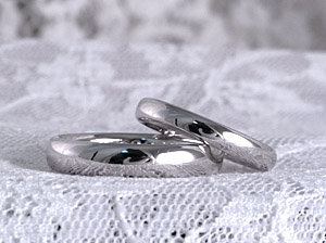 極めてシンプルな結婚指輪