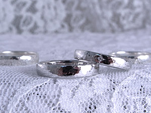 結婚指輪で鎚仕上げの指輪