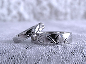 ツタがハートの形となって現れる結婚指輪