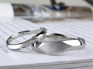 シンプルにシャープな結婚指輪
