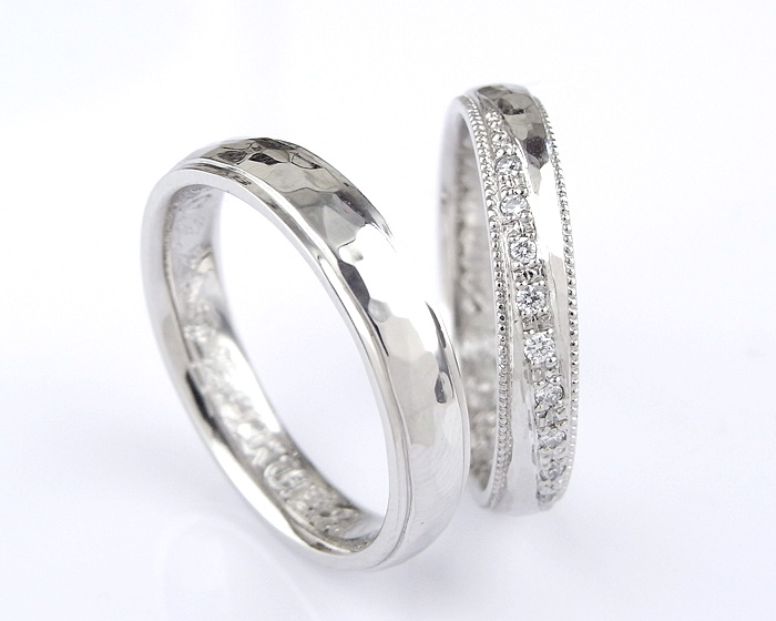 女性用の指輪にのみ彫り留でダイヤモンドを入れています。
斜めに入れた１０石はゴージャスに輝きます