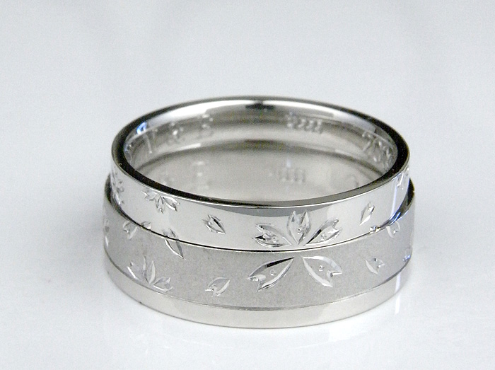 桜が舞う結婚指輪として丁寧に手彫りで作った結婚指輪です
結婚指輪において、桜の彫りは非常に人気があります。
オーダーメイドでは彫模様を事前確認が出来るので魅力的です