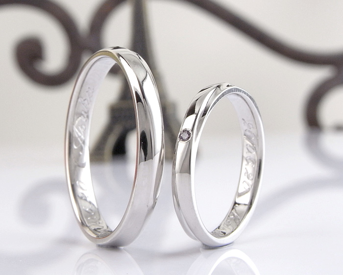 当店オリジナルの結婚指輪のアレンジ例です
シンプルなラインが入ったデザインですが、ダイヤを1石あしらうだけで
またちがった表情になります
お好みのカラーダイヤや誕生石をあしらってみてはいかがでしょうか