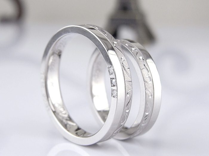 ツートン仕上げの結婚指輪です、合わせる事で文字を表現できる作りに仕上げています
又側面には誕生石を埋め込んでいますダイヤモンドとパールを埋め込み