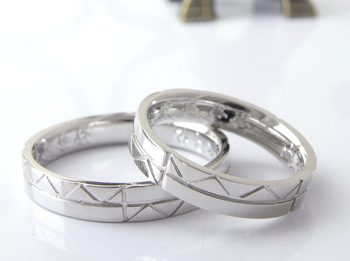 平打ちベースに幾何学的デザインで模様を入れた結婚指輪の紹介です