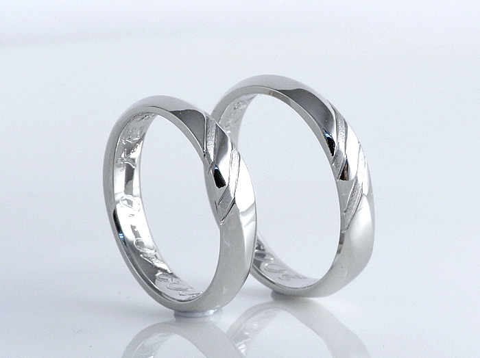 姉妹で結婚指輪を作りに来てくれたお客様で、シンプルに作ったラインが
魅力的な雰囲気で仕上がっています