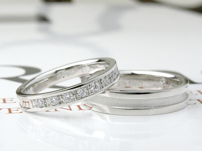 ハーフエタニティーで作った結婚指輪です
二人のデザインは、同じように一段凹ませたシンプルなリングですが、
奥様の結婚指輪には何と！その凹んだ部分にはダイヤモンドを半周入れています
