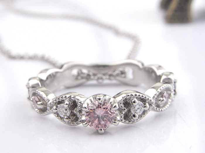 真ん中にピンクダイヤを留めて
アンティークな雰囲気にお作りしたリングです。
