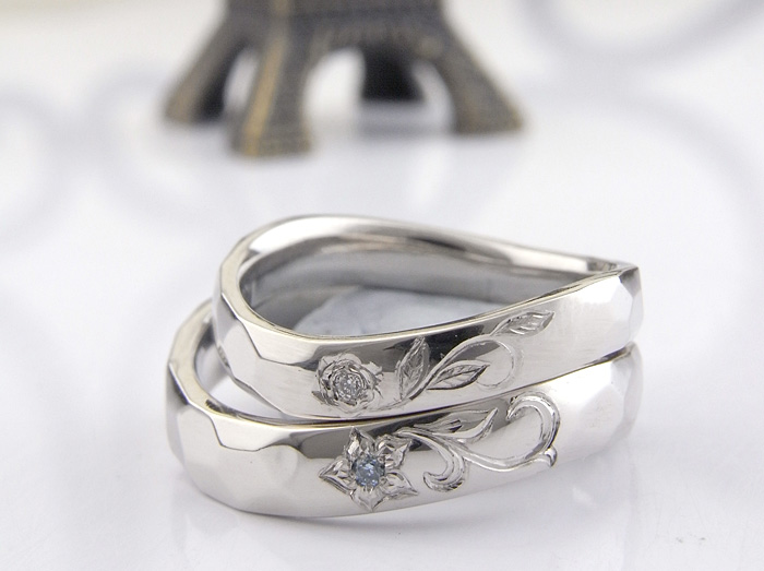 女性のリングにはバラの彫り、男性のリングにはハイビスカスの彫りを入れた指輪です。お互いのお花の中央にはダイヤモンドがあしらってあります。