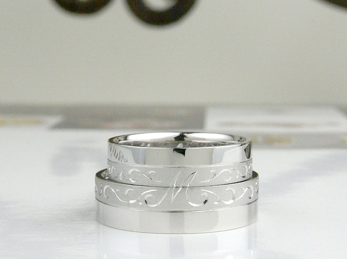 2種類の鏡面と艶消しで仕上げた結婚指輪の艶消しだ部分に丁寧に鏨を使い彫っていったオーダーメイドの指輪です
オーダーメイドではこだわりの彫も形に出来ます