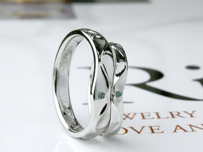 合わせることでハートになるオーダーメイドで作った指輪。ブルーダイヤモンドのアクセントと緩やかな浮き上がったデザインが感じよく出来ています。