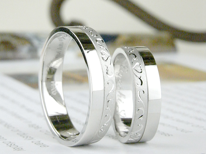 ツートン仕上げ〈平打ベース〉にリング全体に彫りで装飾した結婚指輪の紹介です
鏡面仕上げを施した後に、つや消しをサンドブラストでマット処理をしてから
丁寧に手彫りで装飾しております
