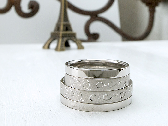 彫り模様のデザインは結婚式場のマークをモチーフに丁寧に手彫りで作った結婚指輪です