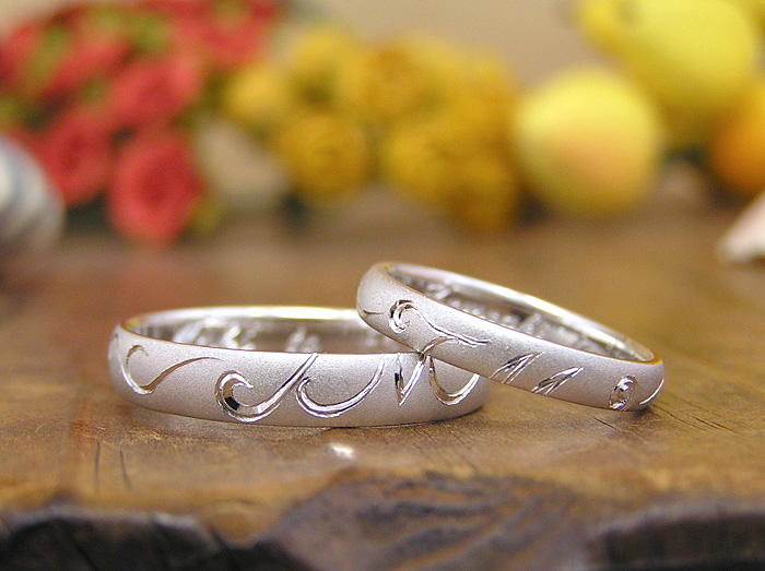 合わせて彫模様の文字の意味が分かる結婚指輪として、作った手作りの結婚指輪です。オーダーメイドだから見本も作製しているので、初めてのオーダーメイドのお客様が多い結婚指輪だからこそこだわって作っています