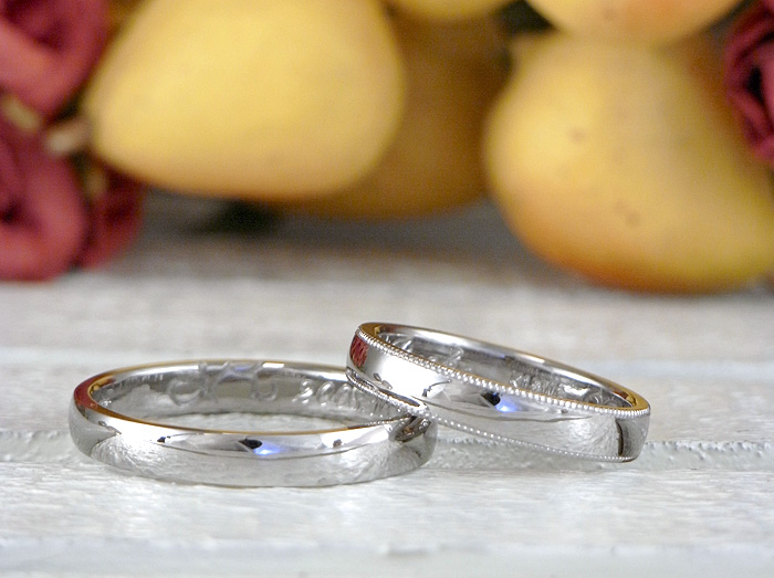 シンプルな平甲丸の結婚指輪に女性用だけミル打ちを加工しています、
シンプルは飽きないデザインで人気があります。