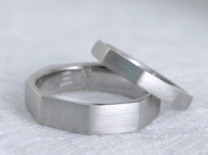 ホームページを見て海外からのご注文で作った結婚指輪です
オーストラリアからのご注文で丁寧に形にしています