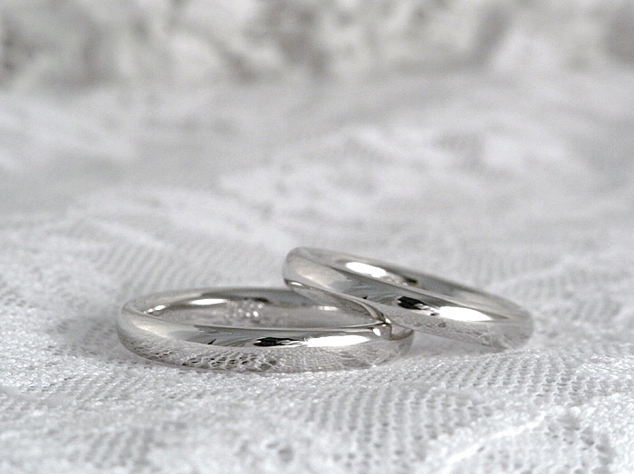 甲丸結婚指輪を相談を受けて作りました。
希望のボリューム感で感じよく仕上げています。