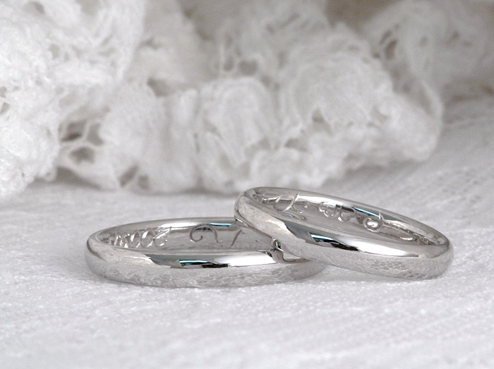 シンプルな甲丸に合わせ文字を入れた結婚指輪です
内側で合わせる事で文字になるようにしています
