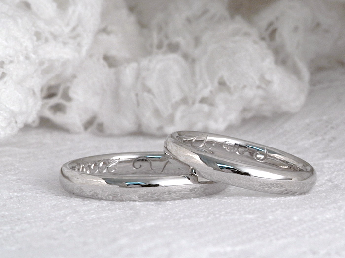 シンプルな甲丸に合わせ文字を入れた結婚指輪です
内側で合わせる事で文字になるようにしています