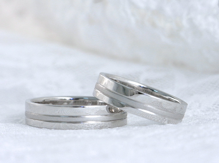シンプルな平打をベースにラインを入れたシンプルな結婚指輪です