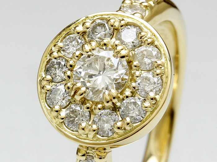 アンティークイメージで作った婚約指輪です。
指輪の表面に全面的にダイヤモンドを彫留しています。