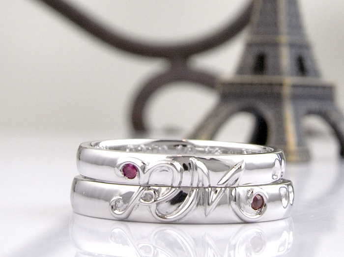 デザインがイニシャルで作った結婚指輪の紹介です オーダーメイドで作ったお客様は、既存の製品では得れない満足感を得ることが出来ます。
それぞれの誕生石を埋め込んでいます。