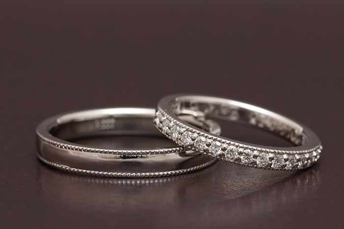 ダイヤモンドを半分の面積に入れることで指輪を身に付けたときに
全体にダイヤモンドが入るように見える特別仕様の結婚指輪です

特別仕様と言う訳は、通常こちらの結婚指輪では10石が標準で作っています
5個オプションで増やす事で、ハーフエタニティーとして作れています