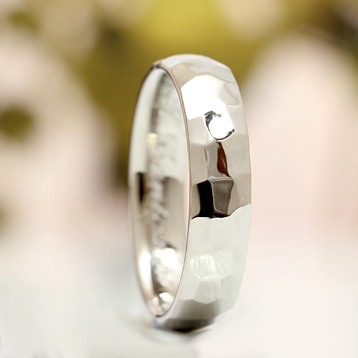 鎚目の模様を入れた指輪の紹介です。

ハンドメイド感が高い仕上がりとなります。
シンプルな指輪でもオーダーメイドで作れます。
