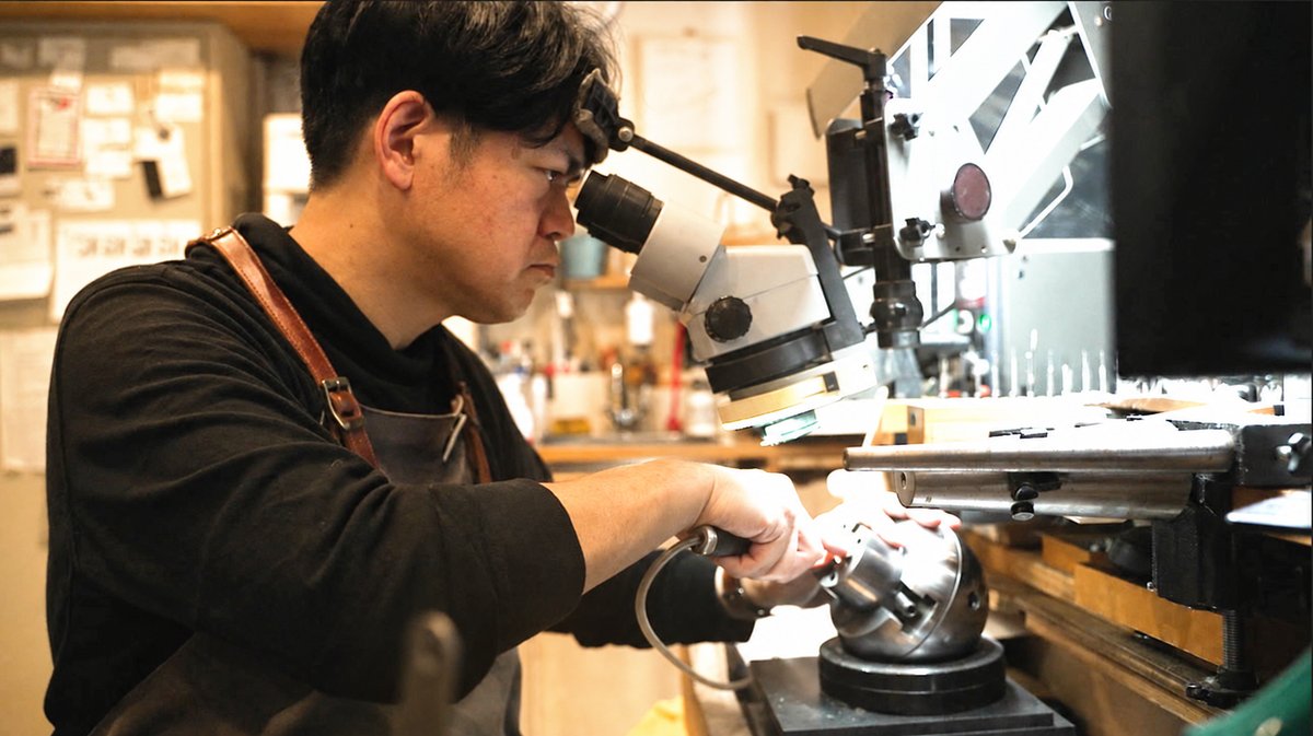 自社工房で指輪の制作に取り組む職人・稲田真治