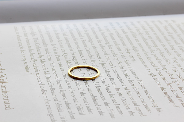 やわらかな波の表情が美しいヴィオラ・ウェーブのリング