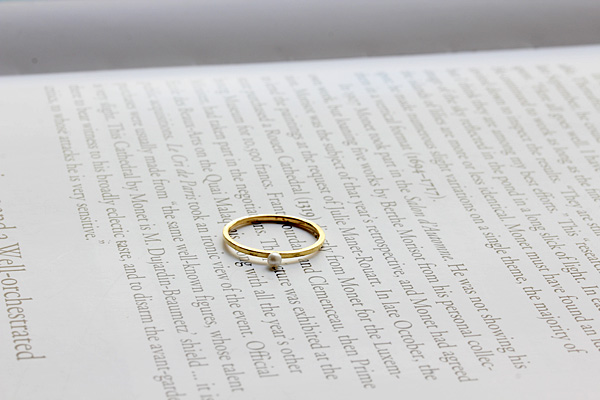 やわらかな光をまとったパール・ルミエールのリング